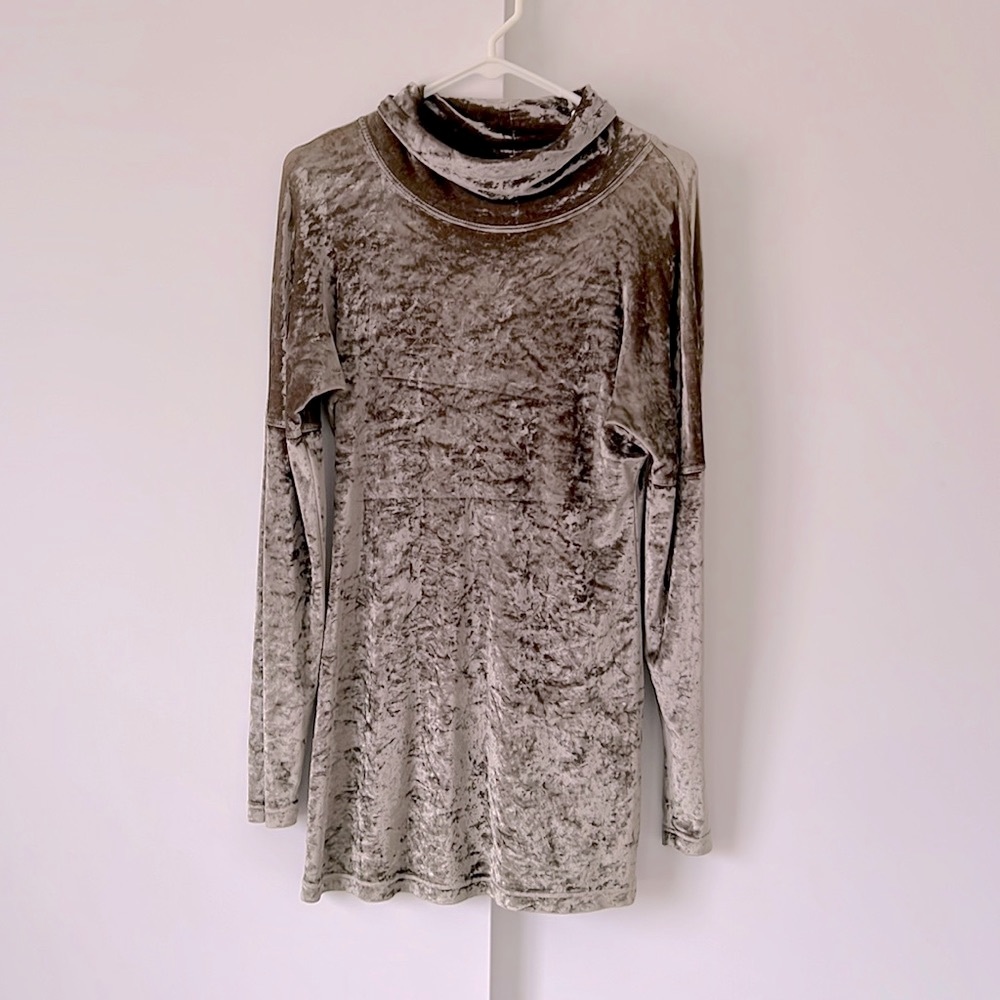 Velours long sleeve top from European fashion designer Jobis.